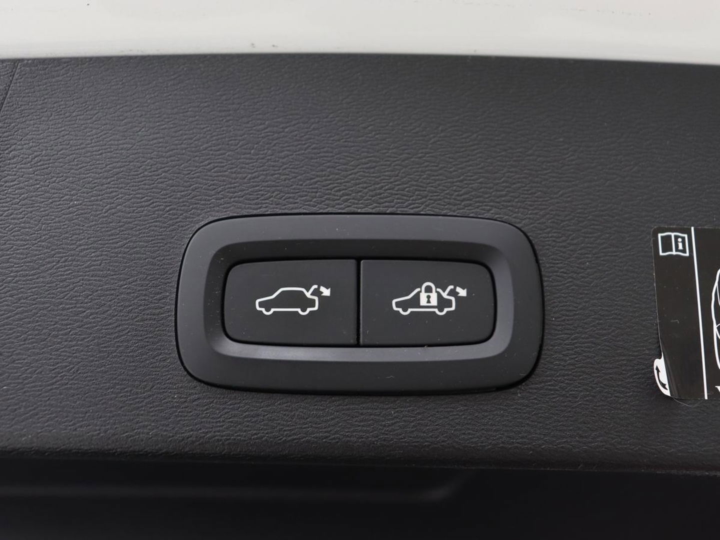 Volvo XC40 P8 AWD R-Design | Leder | Stoel & stuurverwarming | Trekhaak | Camera | Memory | Adaptive cruise | Navigatie | Carplay