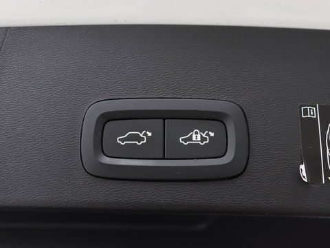 Volvo XC40 P8 AWD R-Design | Leder | Stoel & stuurverwarming | Trekhaak | Camera | Memory | Adaptive cruise | Navigatie | Carplay