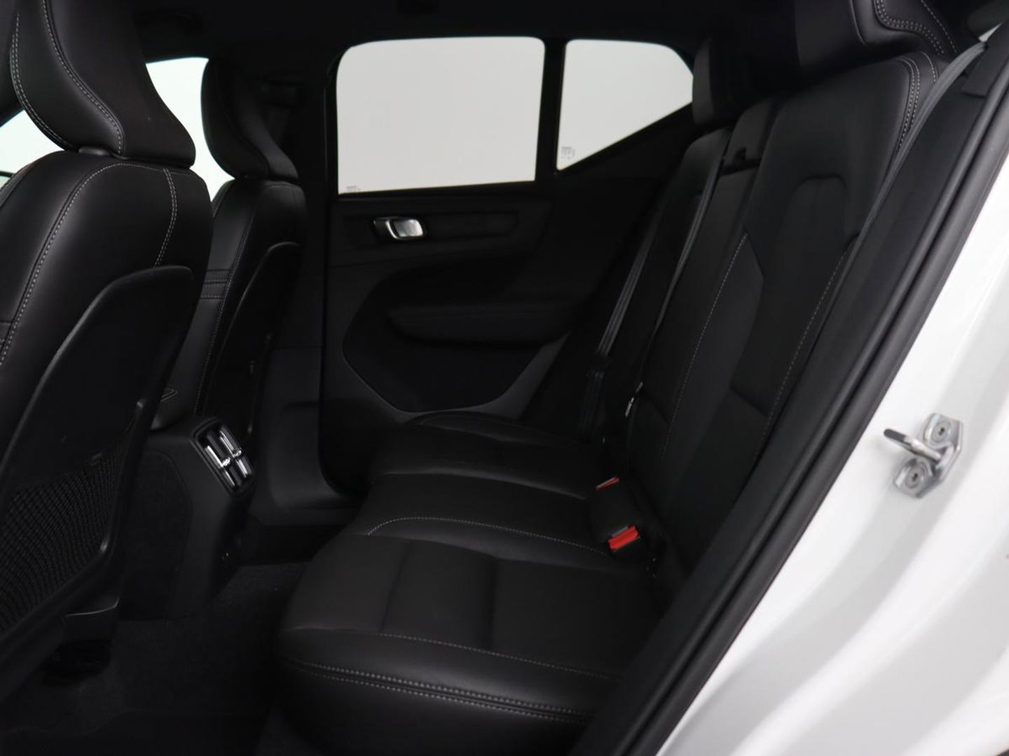 Volvo XC40 P8 AWD R-Design | Leder | Stoel & stuurverwarming | Trekhaak | Camera | Memory | Adaptive cruise | Navigatie | Carplay