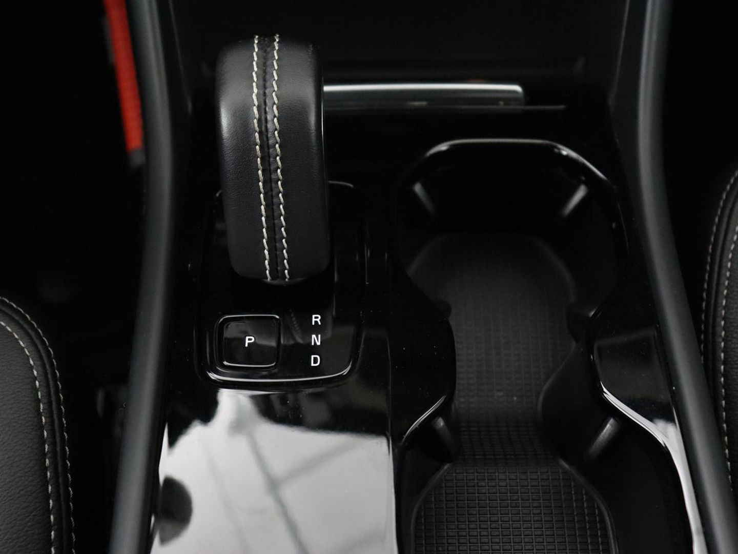 Volvo XC40 P8 AWD R-Design | Leder | Stoel & stuurverwarming | Trekhaak | Camera | Memory | Adaptive cruise | Navigatie | Carplay