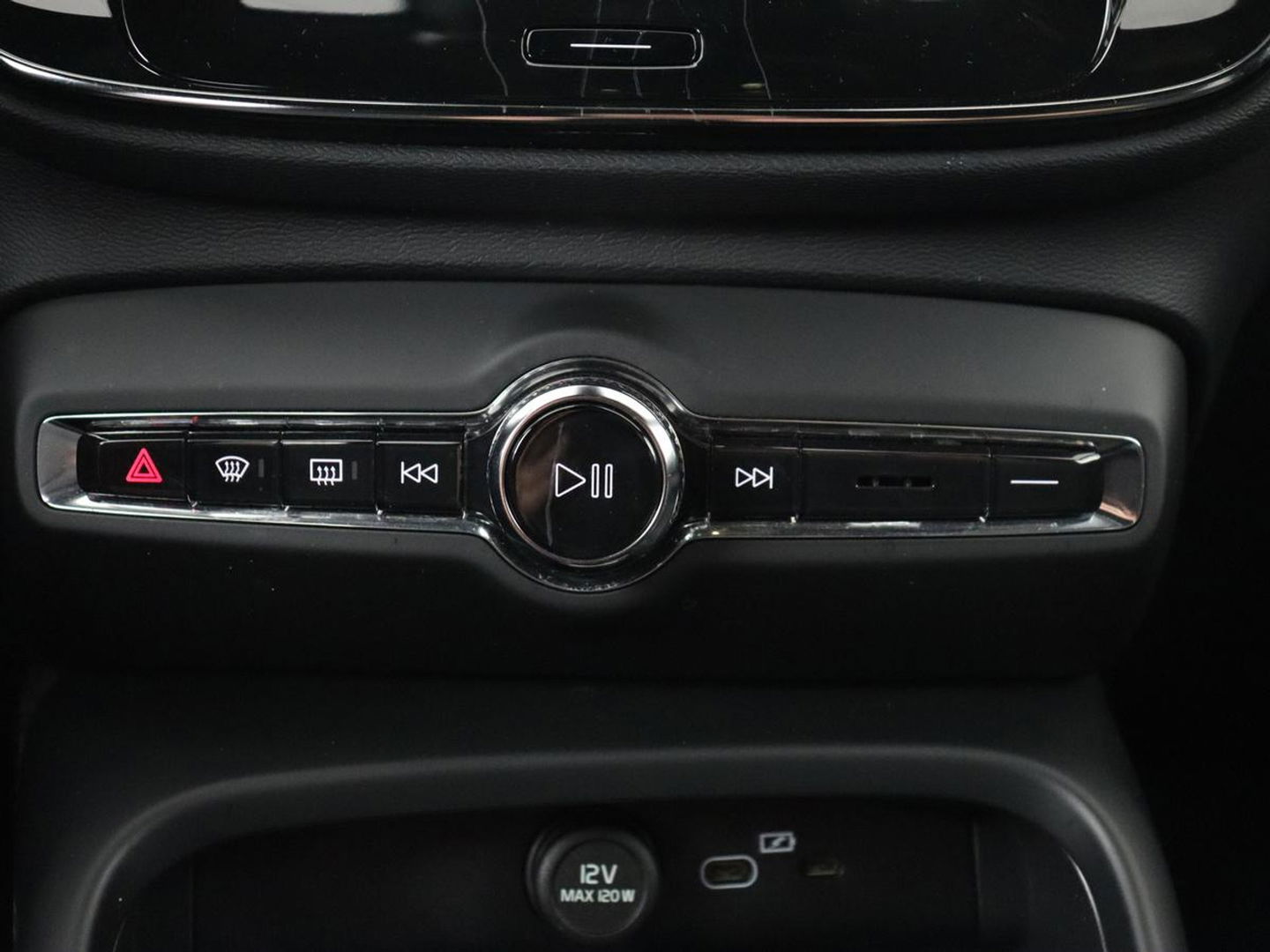 Volvo XC40 P8 AWD R-Design | Leder | Stoel & stuurverwarming | Trekhaak | Camera | Memory | Adaptive cruise | Navigatie | Carplay