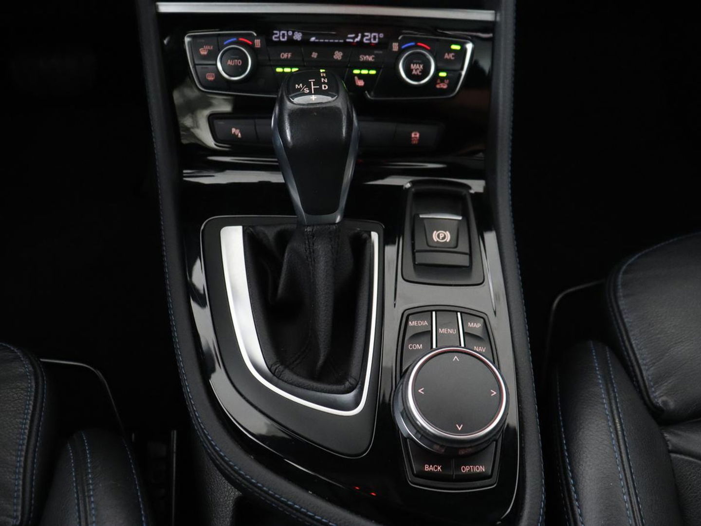 BMW 2 Serie Gran Tourer 218i M Sport 7-persoons | Panoramadak | Leder | Stoelverwarming | Trekhaak | Camera | Full LED | Sportstoelen | Navigatie | Park Assist
