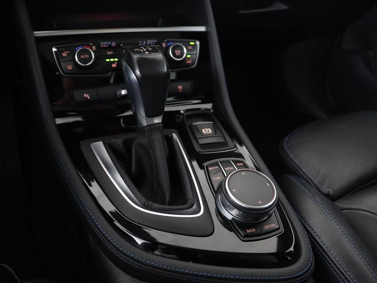 BMW 2 Serie Gran Tourer 218i M Sport 7-persoons | Panoramadak | Leder | Stoelverwarming | Trekhaak | Camera | Full LED | Sportstoelen | Navigatie | Park Assist