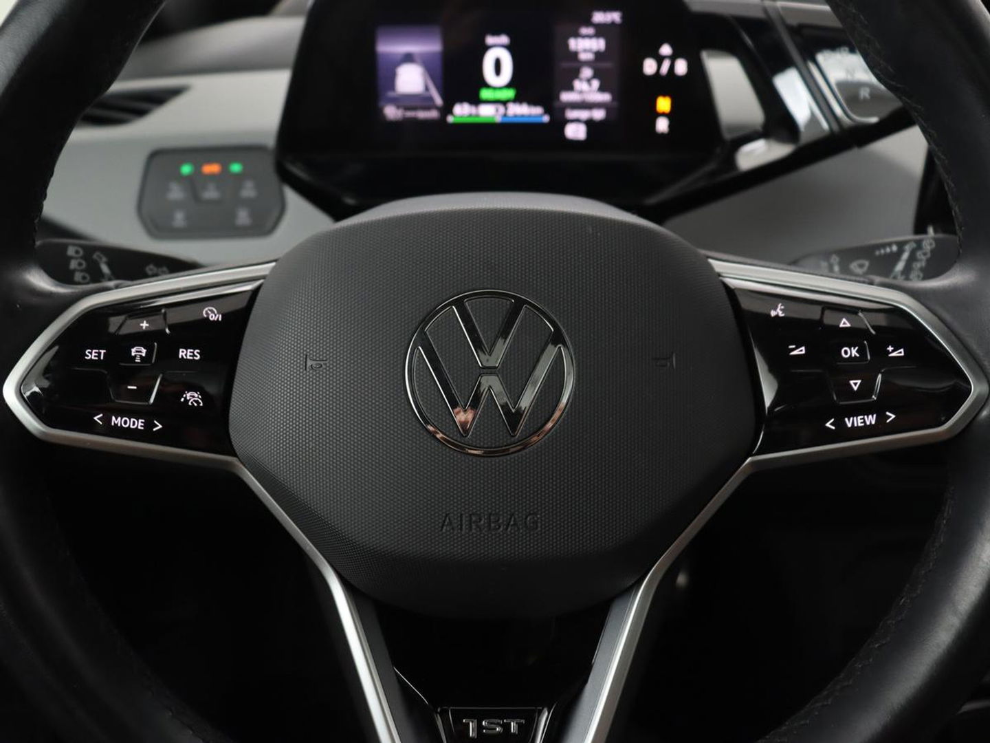 Volkswagen ID.3 First Max 58 kWh | Panoramadak | Head-Up | Stoel & stuurverwarming | Adaptive cruise | Camera | Massage | Elektrische stoelen | Sfeerverlichting | Carplay | Matrix LED