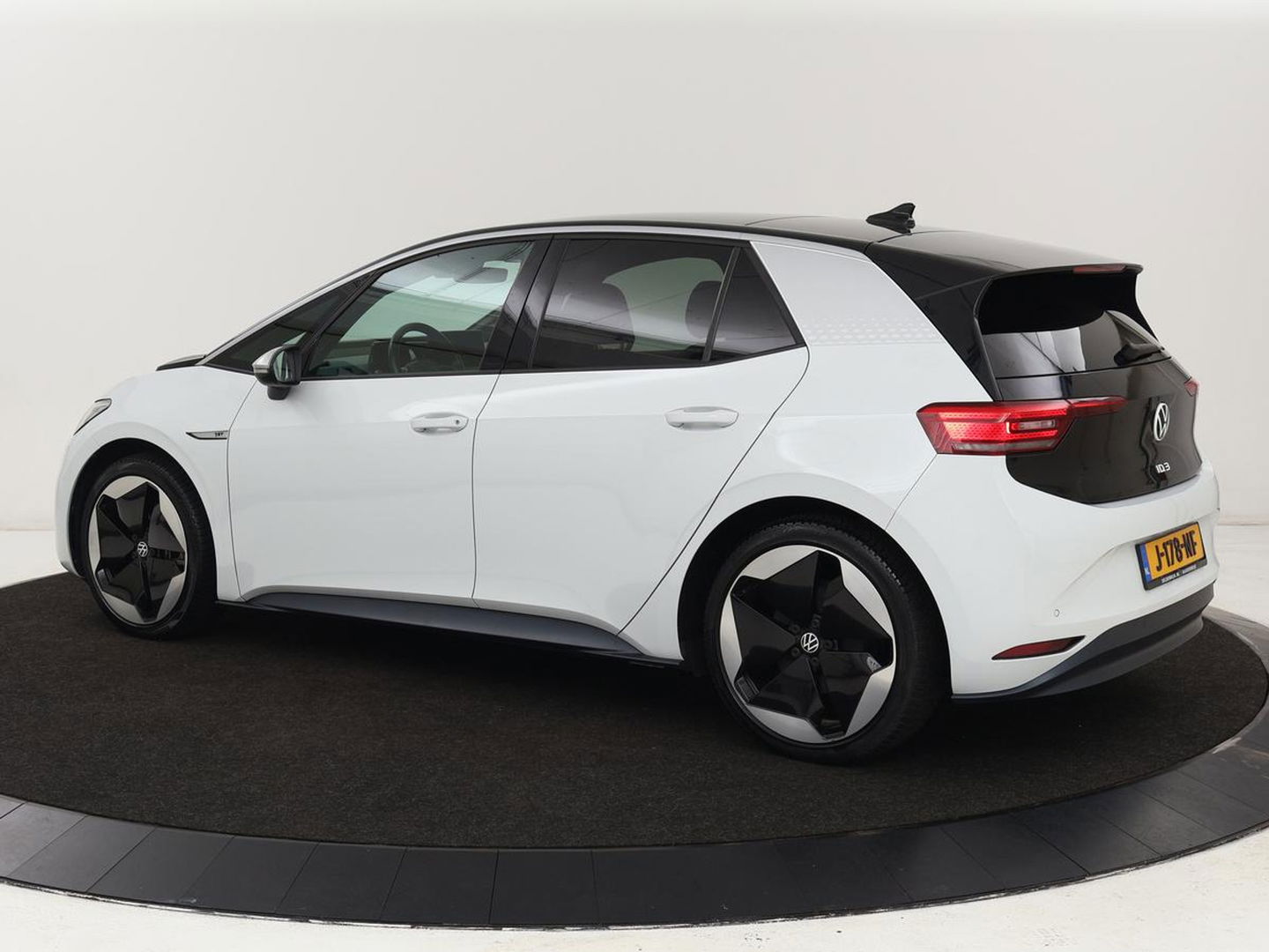 Volkswagen ID.3 First Max 58 kWh | Panoramadak | Head-Up | Stoel & stuurverwarming | Adaptive cruise | Camera | Massage | Elektrische stoelen | Sfeerverlichting | Carplay | Matrix LED