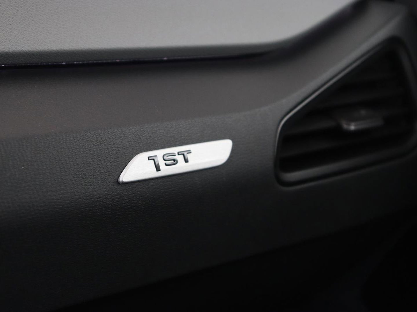 Volkswagen ID.3 First Max 58 kWh | Panoramadak | Head-Up | Stoel & stuurverwarming | Adaptive cruise | Camera | Massage | Elektrische stoelen | Sfeerverlichting | Carplay | Matrix LED