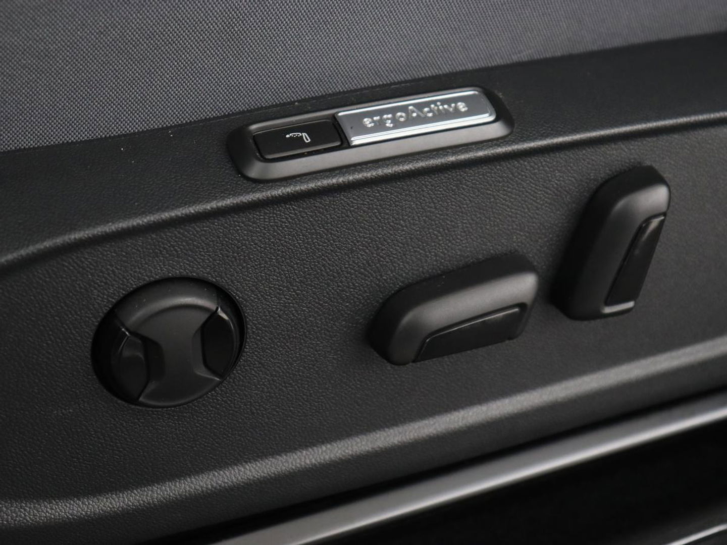 Volkswagen ID.3 First Max 58 kWh | Panoramadak | Head-Up | Stoel & stuurverwarming | Adaptive cruise | Camera | Massage | Elektrische stoelen | Sfeerverlichting | Carplay | Matrix LED