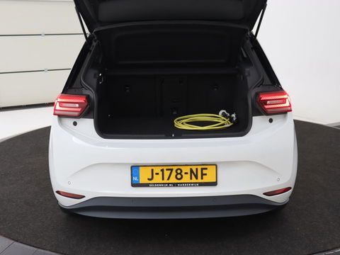 Volkswagen ID.3 First Max 58 kWh | Panoramadak | Head-Up | Stoel & stuurverwarming | Adaptive cruise | Camera | Massage | Elektrische stoelen | Sfeerverlichting | Carplay | Matrix LED