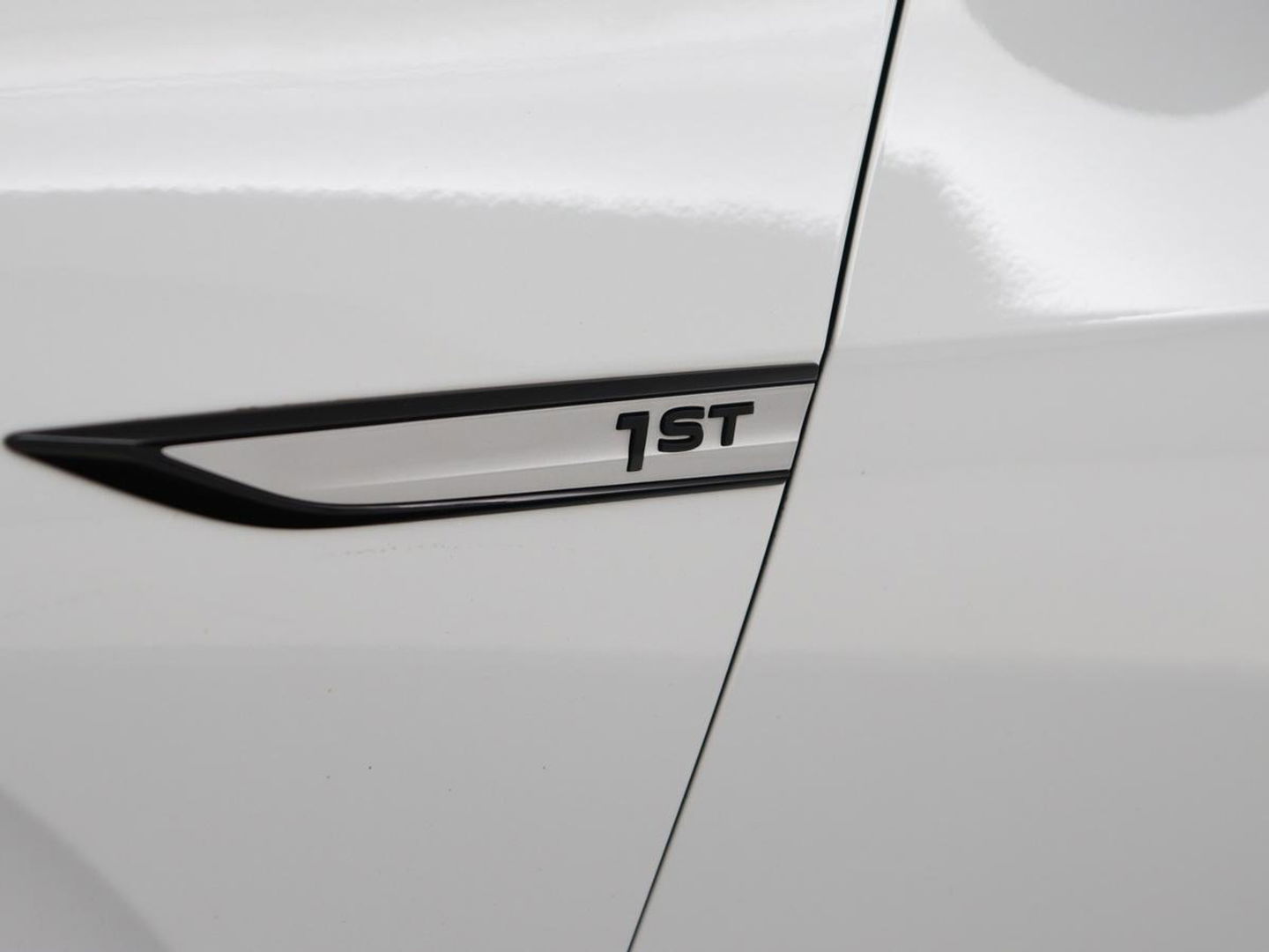 Volkswagen ID.3 First Max 58 kWh | Panoramadak | Head-Up | Stoel & stuurverwarming | Adaptive cruise | Camera | Massage | Elektrische stoelen | Sfeerverlichting | Carplay | Matrix LED