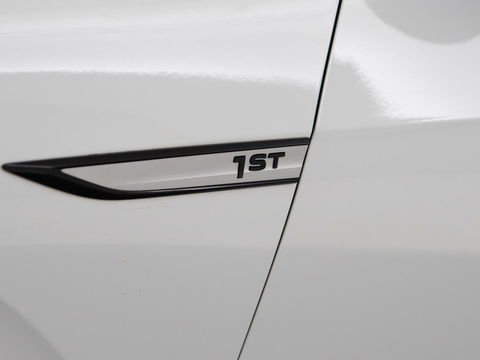 Volkswagen ID.3 First Max 58 kWh | Panoramadak | Head-Up | Stoel & stuurverwarming | Adaptive cruise | Camera | Massage | Elektrische stoelen | Sfeerverlichting | Carplay | Matrix LED