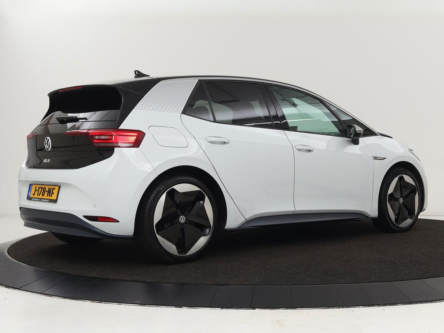Volkswagen ID.3 First Max 58 kWh | Panoramadak | Head-Up | Stoel & stuurverwarming | Adaptive cruise | Camera | Massage | Elektrische stoelen | Sfeerverlichting | Carplay | Matrix LED