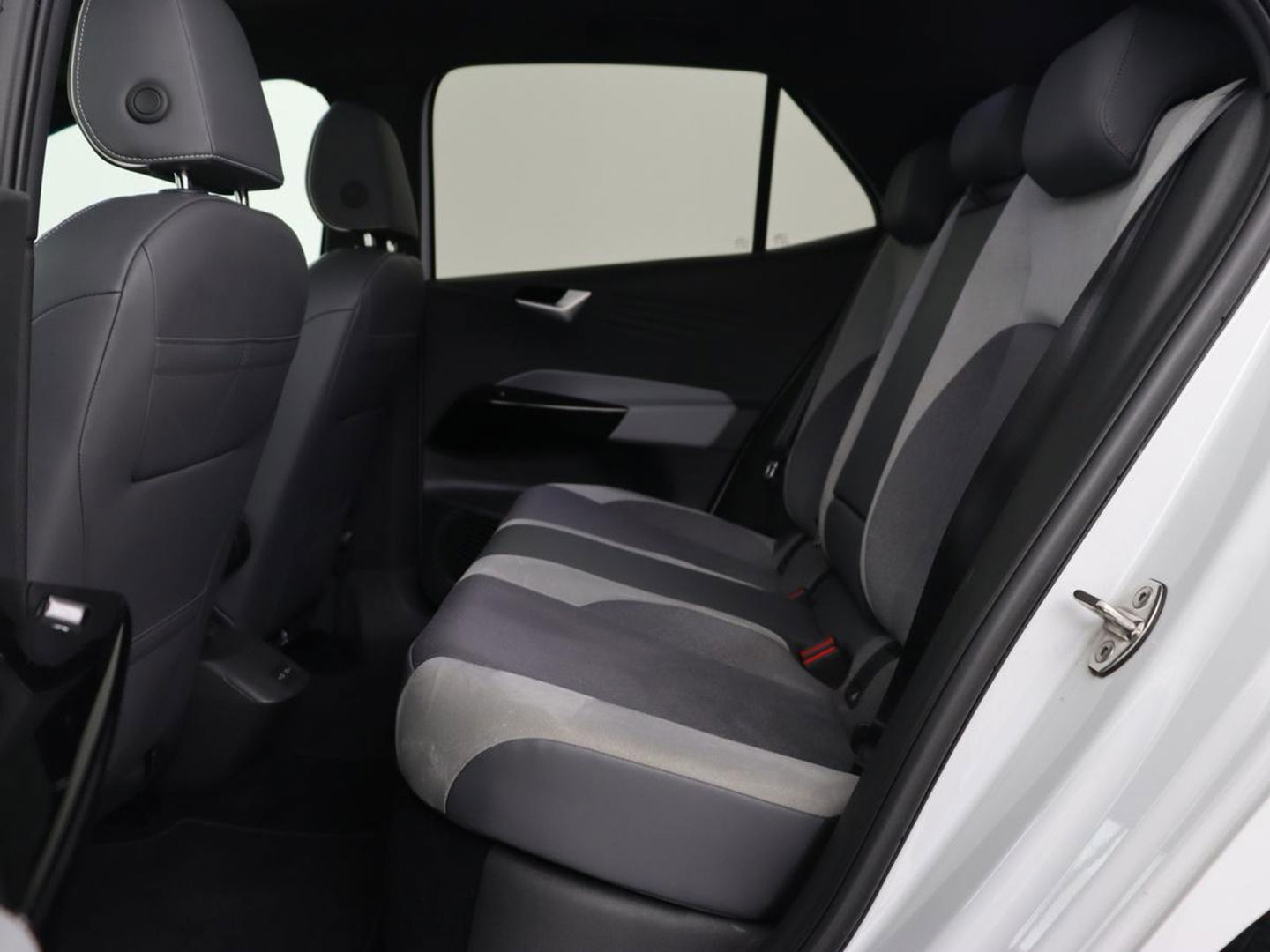 Volkswagen ID.3 First Max 58 kWh | Panoramadak | Head-Up | Stoel & stuurverwarming | Adaptive cruise | Camera | Massage | Elektrische stoelen | Sfeerverlichting | Carplay | Matrix LED