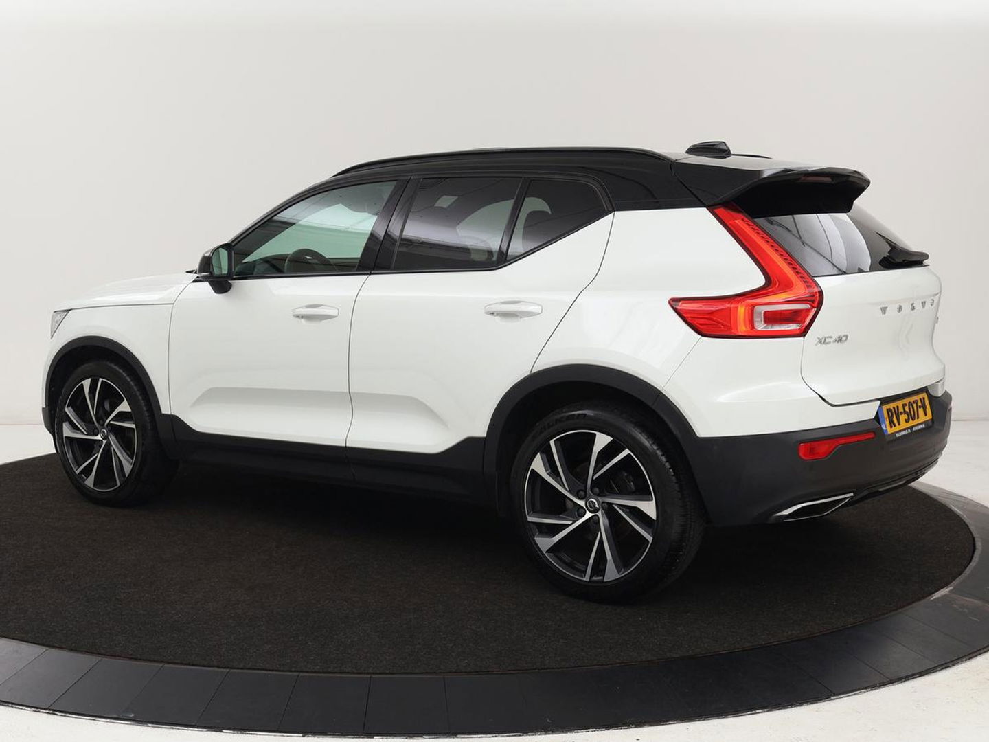 Volvo XC40 2.0 T5 AWD R-Design Intro Edition | Panoramadak | Stoel & stuurverwarming | 360 Camera | Leder/Alcantara | Navigatie | Harman/Kardon | Keyless | Full LED