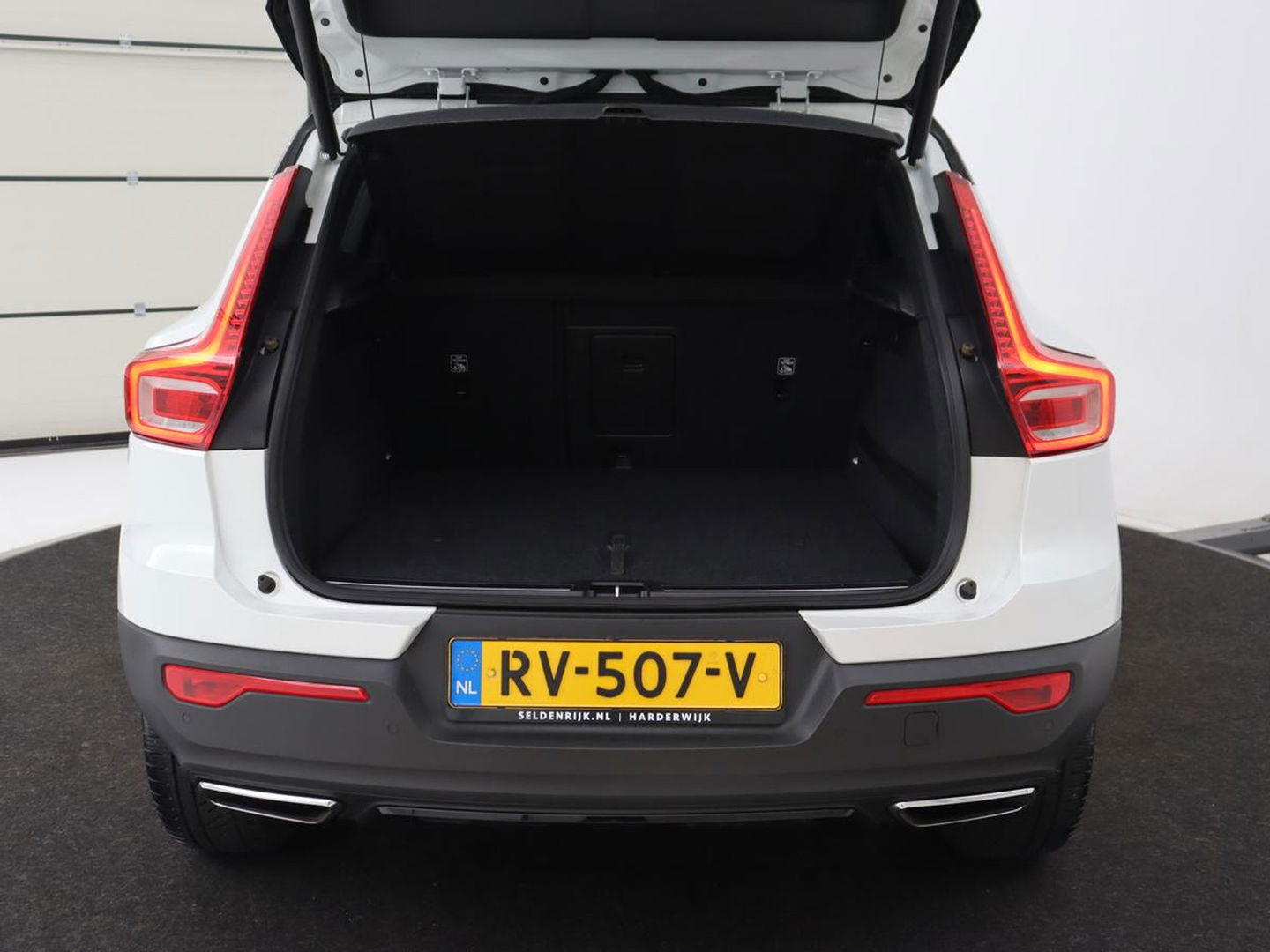 Volvo XC40 2.0 T5 AWD R-Design Intro Edition | Panoramadak | Stoel & stuurverwarming | 360 Camera | Leder/Alcantara | Navigatie | Harman/Kardon | Keyless | Full LED