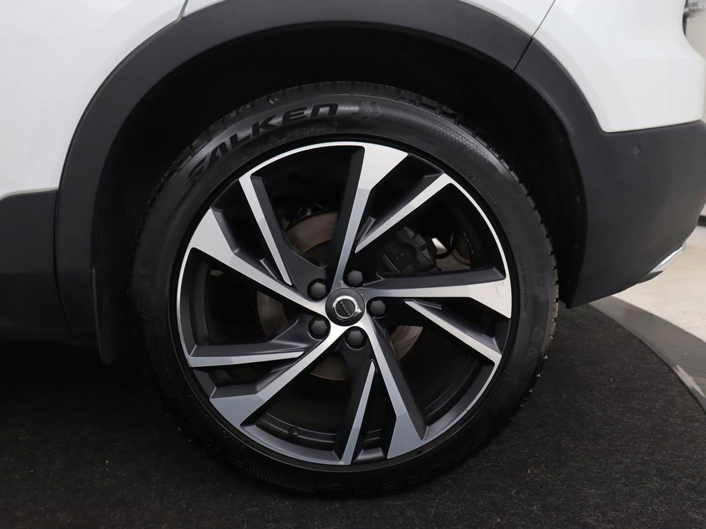 Volvo XC40 2.0 T5 AWD R-Design Intro Edition | Panoramadak | Stoel & stuurverwarming | 360 Camera | Leder/Alcantara | Navigatie | Harman/Kardon | Keyless | Full LED