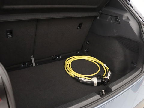 Volkswagen ID.3 Life 58 kWh | Stoel & Stuurverwarming | Adaptive cruise | Carplay | Navigatie | PDC | Climate control | Sfeerverlichting