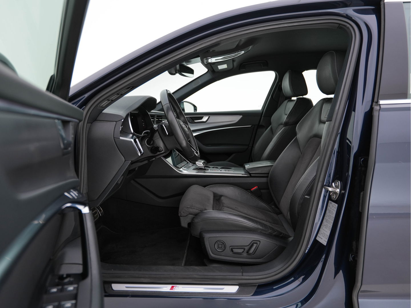 Audi A6 Avant 45 TDI quattro Business edition Aut. *HEAD-UP | LEATHER-ALCANTARA | BANG&OLUFSEN | ADAPTIVE-CRUISE | BLIND-SPOT | TOP-VIEW | MEMORY-PACK | SPORT/HEATED-SEATS | KEYLESS | DIGI-COCKPIT | AMBIENT-LIGHT | DAB+ | TOWBAR | 19''AL