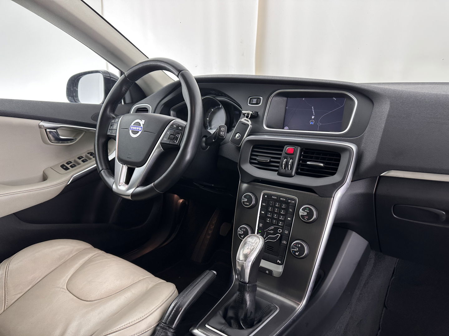 Volvo V40 1.6 D2 Summum *FULL-LEATHER | XENON | NAVI-FULLMAP | CAMERA | COMFORT/HEATED-SEATS | 17''ALU | TOWBAR*