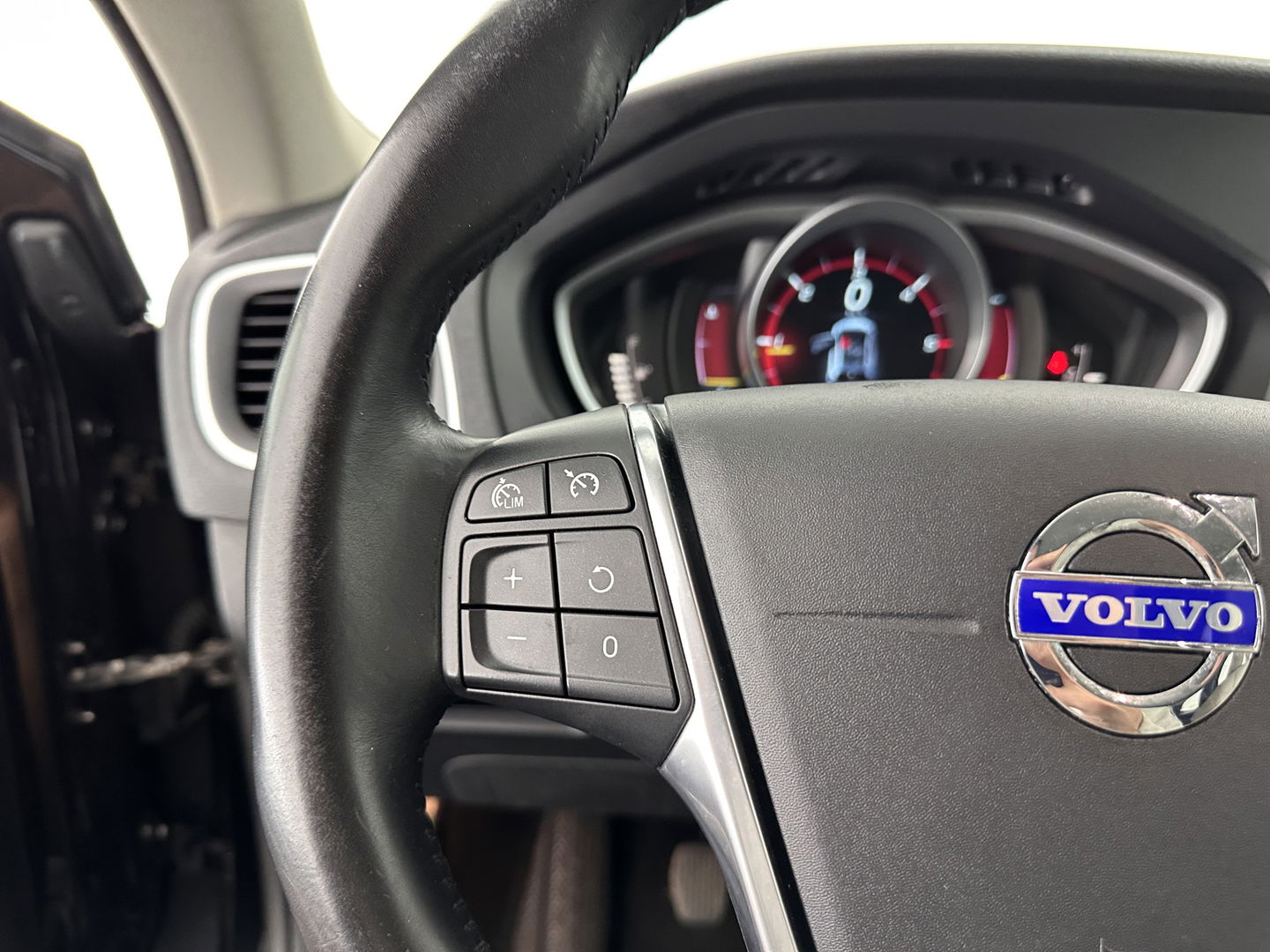 Volvo V40 1.6 D2 Summum *FULL-LEATHER | XENON | NAVI-FULLMAP | CAMERA | COMFORT/HEATED-SEATS | 17''ALU | TOWBAR*