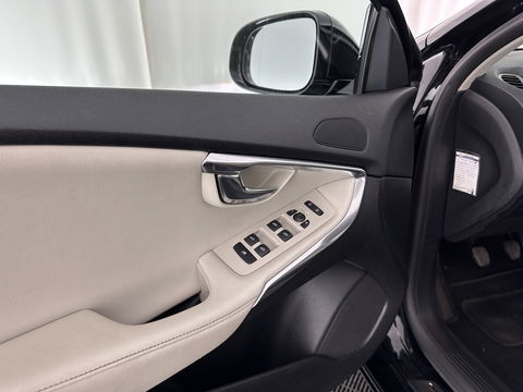 Volvo V40 1.6 D2 Summum *FULL-LEATHER | XENON | NAVI-FULLMAP | CAMERA | COMFORT/HEATED-SEATS | 17''ALU | TOWBAR*
