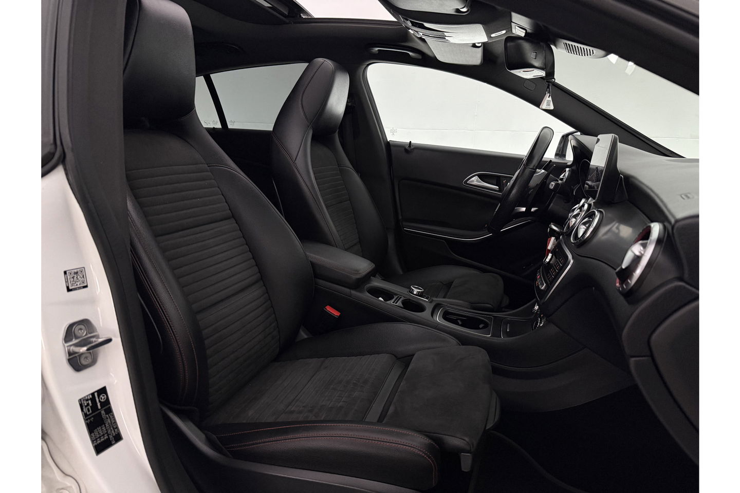 Mercedes-Benz CLA-Klasse 200 AMG Pano LED Sfeerverlichting Navi Carplay Cruise PDC 19"LMV