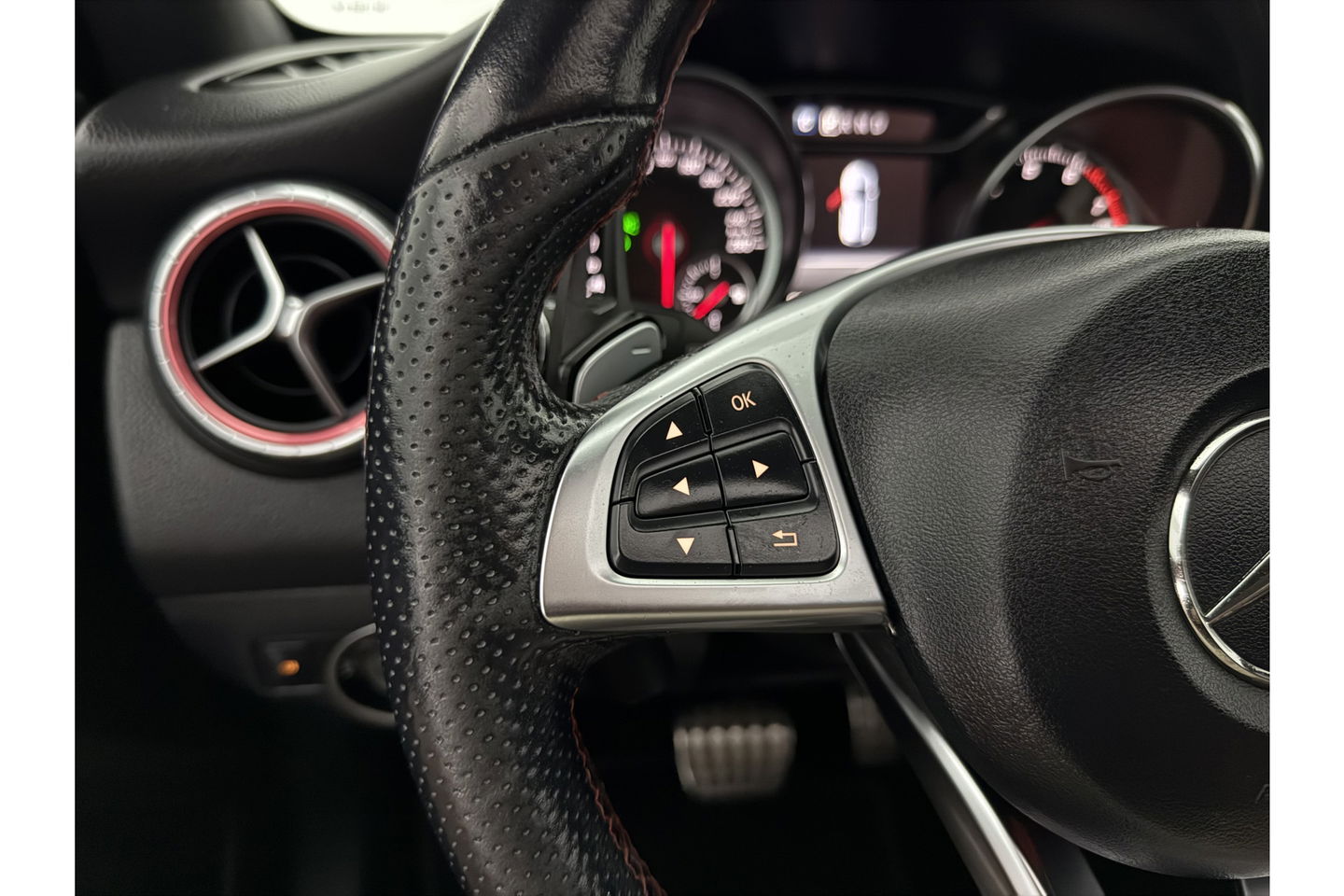 Mercedes-Benz CLA-Klasse 200 AMG Pano LED Sfeerverlichting Navi Carplay Cruise PDC 19"LMV
