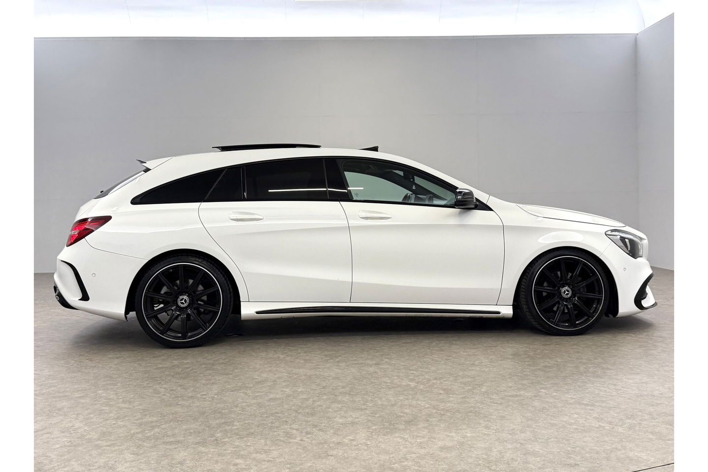 Mercedes-Benz CLA-Klasse 200 AMG Pano LED Sfeerverlichting Navi Carplay Cruise PDC 19"LMV