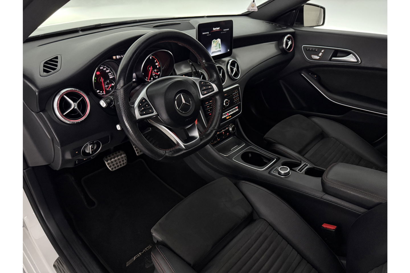 Mercedes-Benz CLA-Klasse 200 AMG Pano LED Sfeerverlichting Navi Carplay Cruise PDC 19"LMV