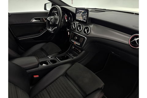 Mercedes-Benz CLA-Klasse 200 AMG Pano LED Sfeerverlichting Navi Carplay Cruise PDC 19"LMV