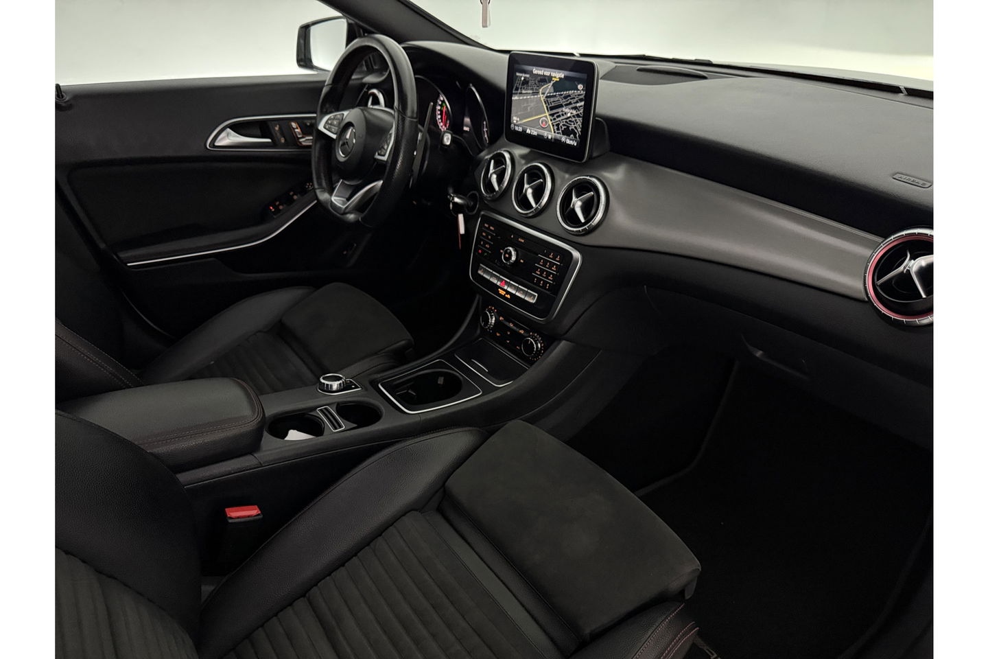 Mercedes-Benz CLA-Klasse 200 AMG Pano LED Sfeerverlichting Navi Carplay Cruise PDC 19"LMV