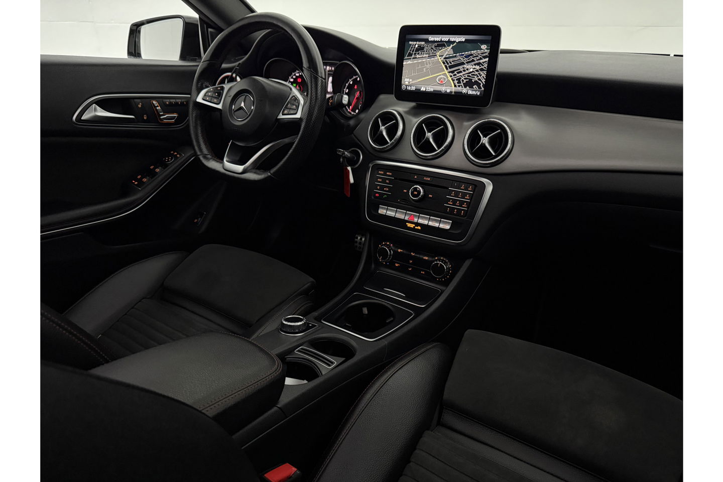 Mercedes-Benz CLA-Klasse 200 AMG Pano LED Sfeerverlichting Navi Carplay Cruise PDC 19"LMV