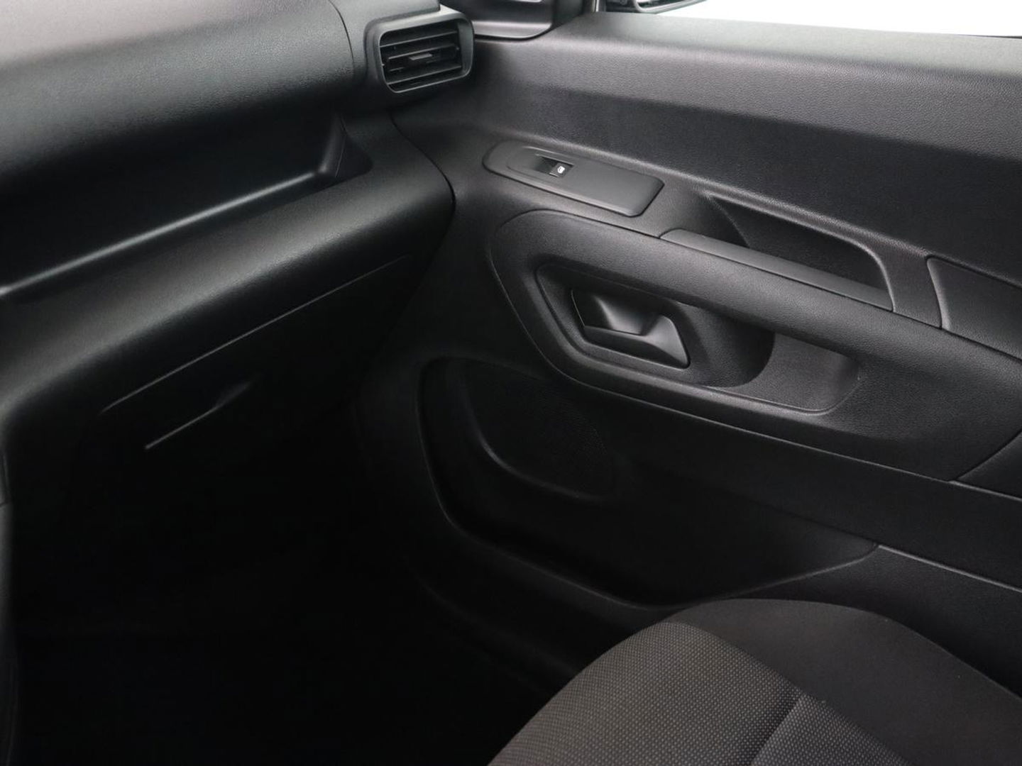 Peugeot Partner 1.5 BlueHDI Asphalt | 1e eigenaar | Carplay | Camera | Climate control | Cruise control | Parkeerhulp | Tussenschot