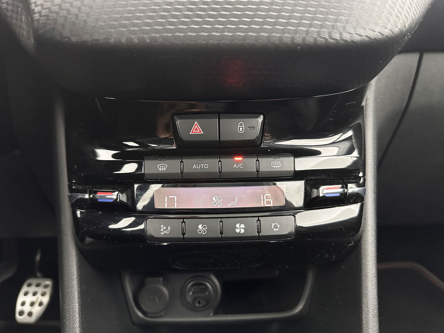 Peugeot 208 1.6 BlueHDi GT-line *PANO | 1/LEATHER | JBL-SOUND | SPORT-SEATS | NAVI-FULLMAP | CAMERA | DAB+ | 17''ALU*