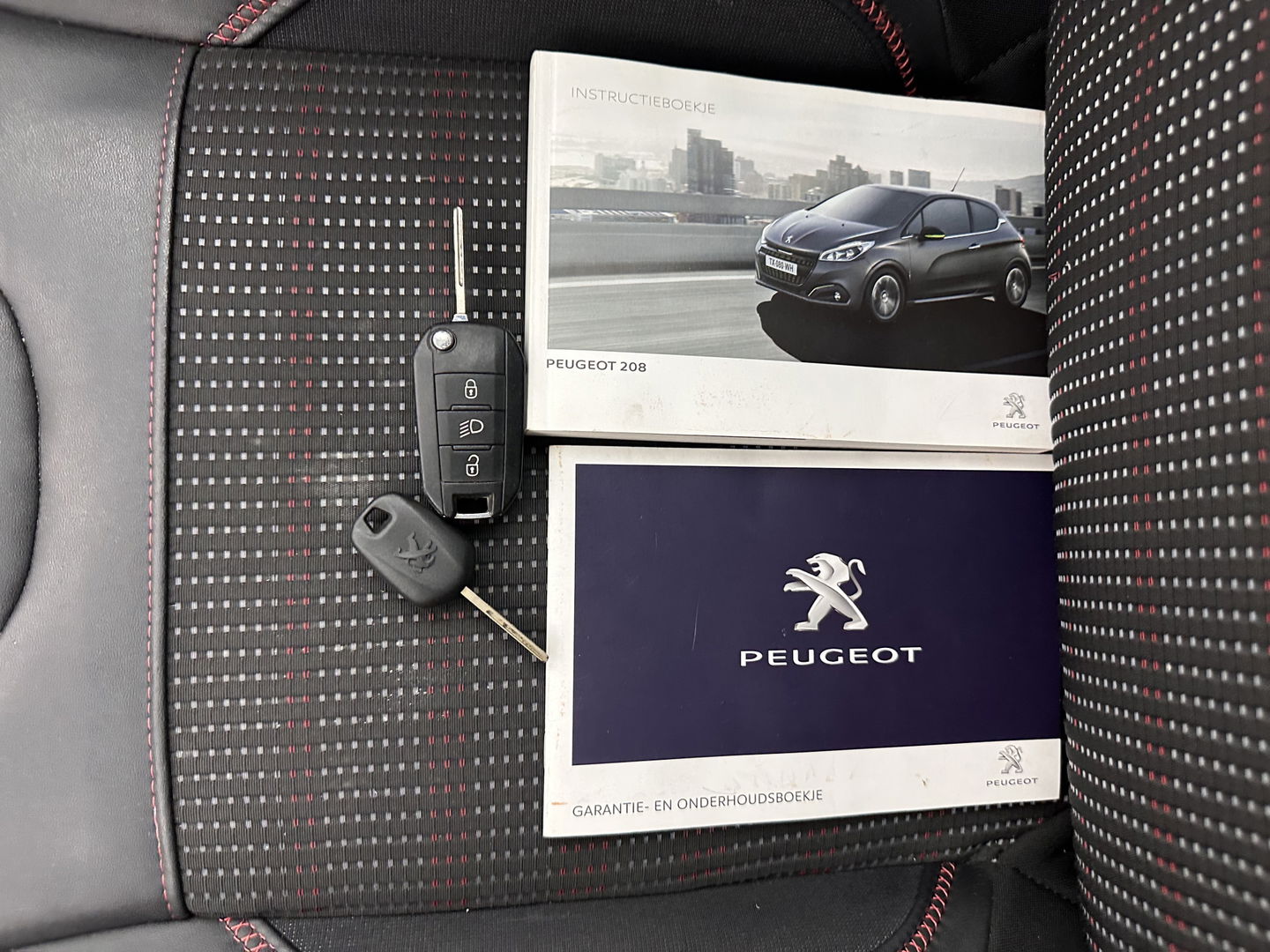 Peugeot 208 1.6 BlueHDi GT-line *PANO | 1/LEATHER | JBL-SOUND | SPORT-SEATS | NAVI-FULLMAP | CAMERA | DAB+ | 17''ALU*
