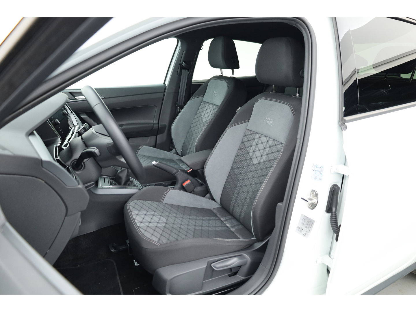 Volkswagen Polo 1.0 TSI R-Line | Navi | IQ. Light | Travel Assist | Stoelverw. | All Season | CarPlay |