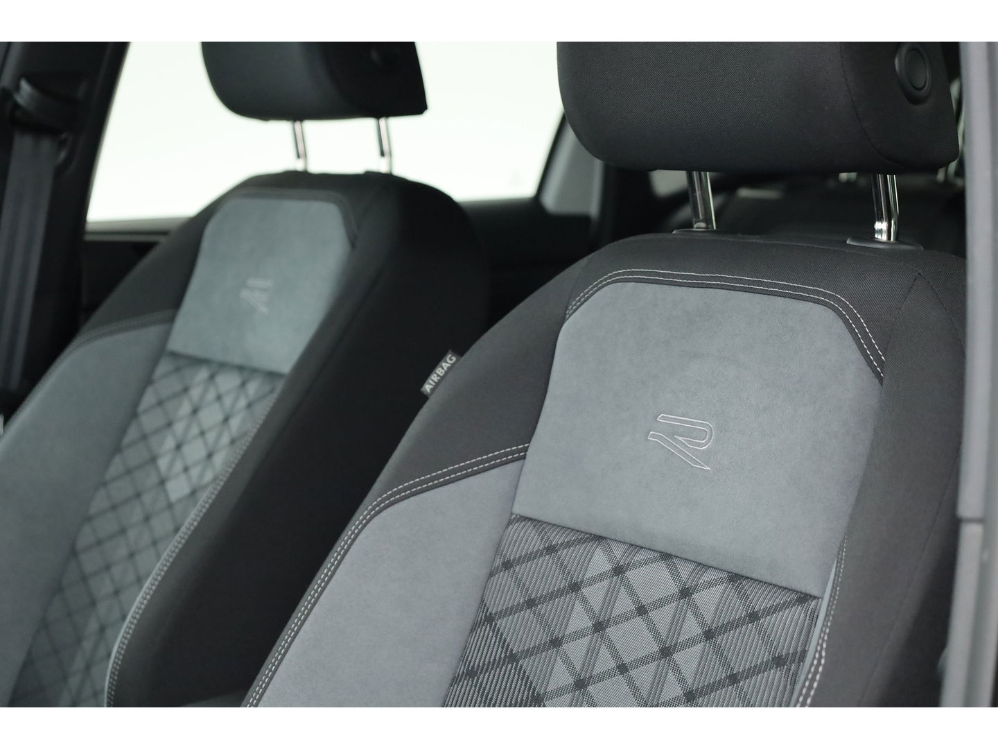 Volkswagen Polo 1.0 TSI R-Line | Navi | IQ. Light | Travel Assist | Stoelverw. | All Season | CarPlay |