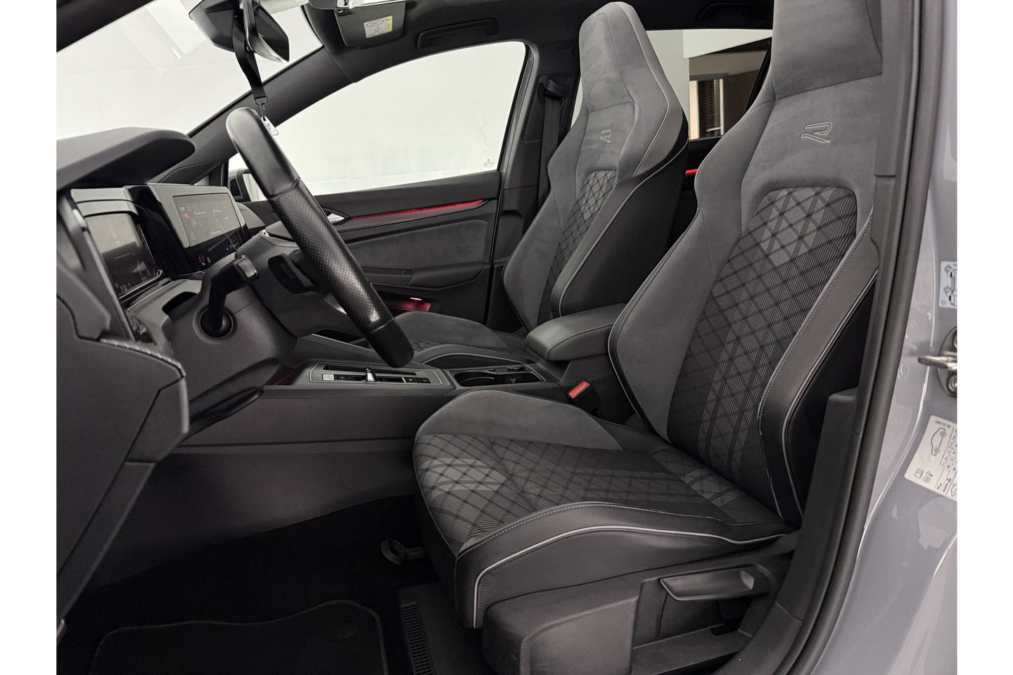 Volkswagen Golf 1.5 eTSI R-Line DSG 143PK ACC Carplay LED Pano Sfeer Camera Clima Trekhaak Navi PDC 17"LMV