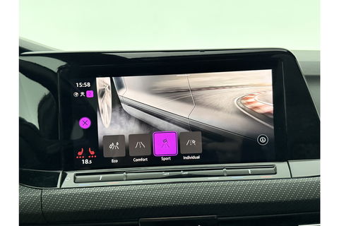 Volkswagen Golf 1.5 eTSI R-Line DSG 143PK ACC Carplay LED Pano Sfeer Camera Clima Trekhaak Navi PDC 17"LMV
