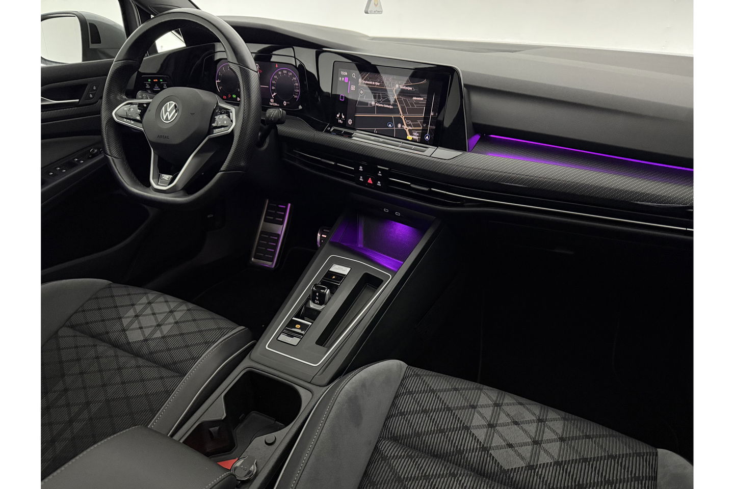 Volkswagen Golf 1.5 eTSI R-Line DSG 143PK ACC Carplay LED Pano Sfeer Camera Clima Trekhaak Navi PDC 17"LMV