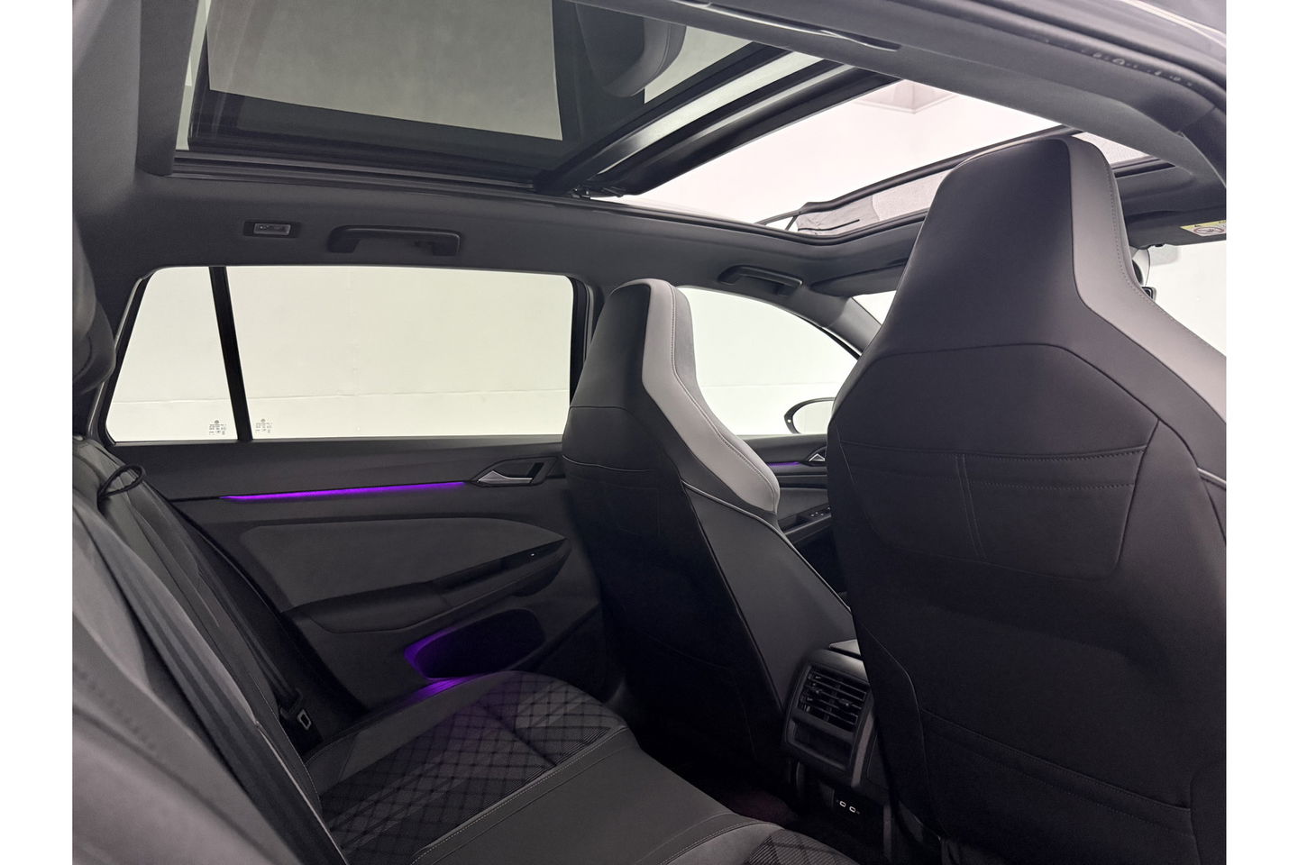 Volkswagen Golf 1.5 eTSI R-Line DSG 143PK ACC Carplay LED Pano Sfeer Camera Clima Trekhaak Navi PDC 17"LMV
