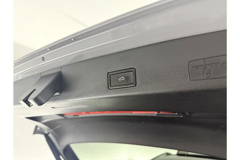 Volkswagen Golf 1.5 eTSI R-Line DSG 143PK ACC Carplay LED Pano Sfeer Camera Clima Trekhaak Navi PDC 17"LMV