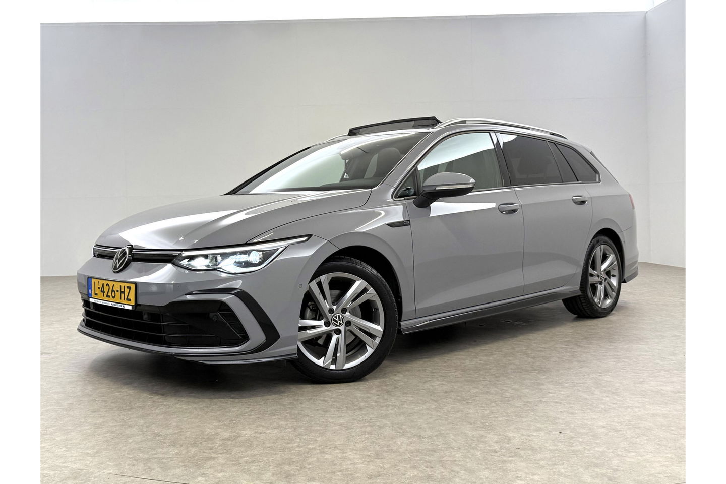 Volkswagen Golf 1.5 eTSI R-Line DSG 143PK ACC Carplay LED Pano Sfeer Camera Clima Trekhaak Navi PDC 17"LMV