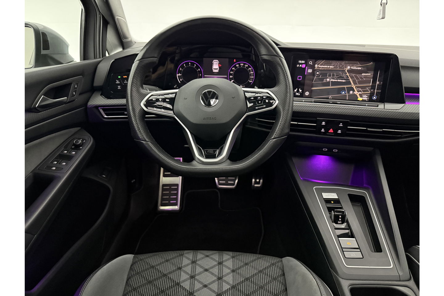 Volkswagen Golf 1.5 eTSI R-Line DSG 143PK ACC Carplay LED Pano Sfeer Camera Clima Trekhaak Navi PDC 17"LMV