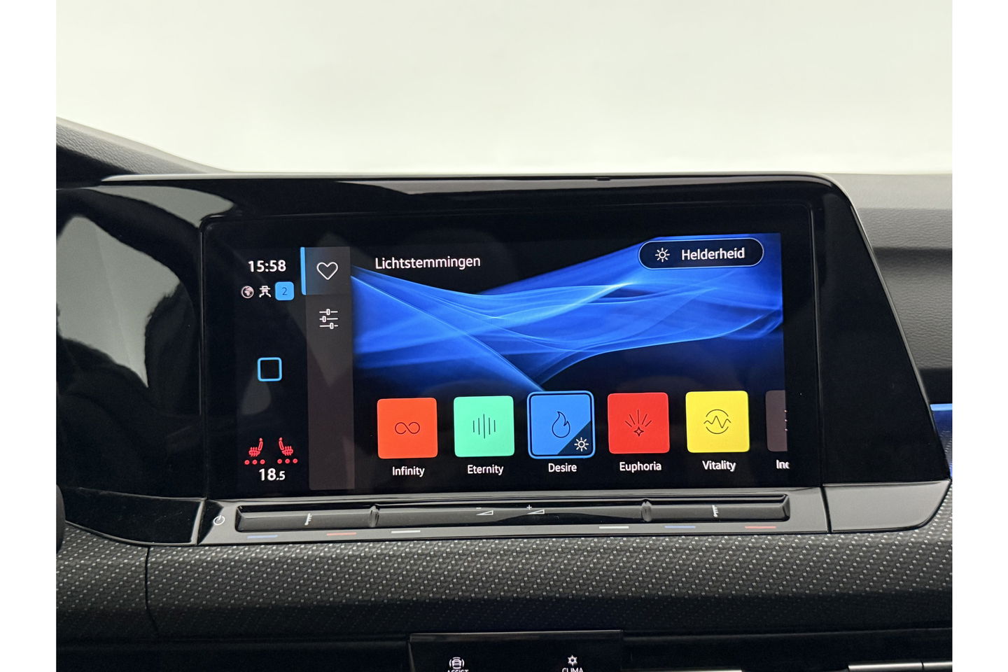 Volkswagen Golf 1.5 eTSI R-Line DSG 143PK ACC Carplay LED Pano Sfeer Camera Clima Trekhaak Navi PDC 17"LMV