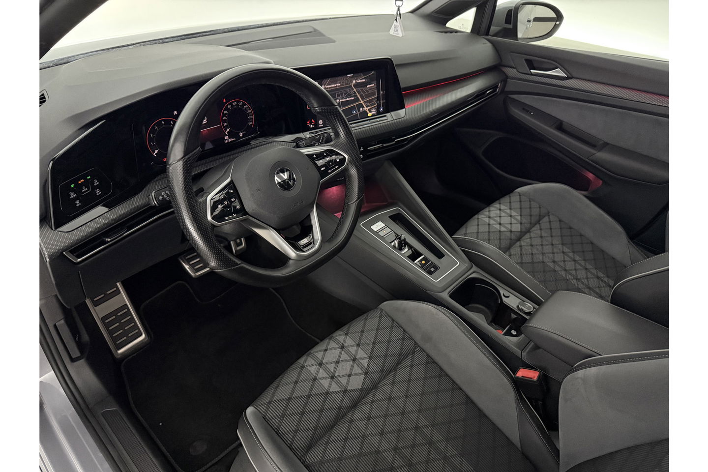 Volkswagen Golf 1.5 eTSI R-Line DSG 143PK ACC Carplay LED Pano Sfeer Camera Clima Trekhaak Navi PDC 17"LMV
