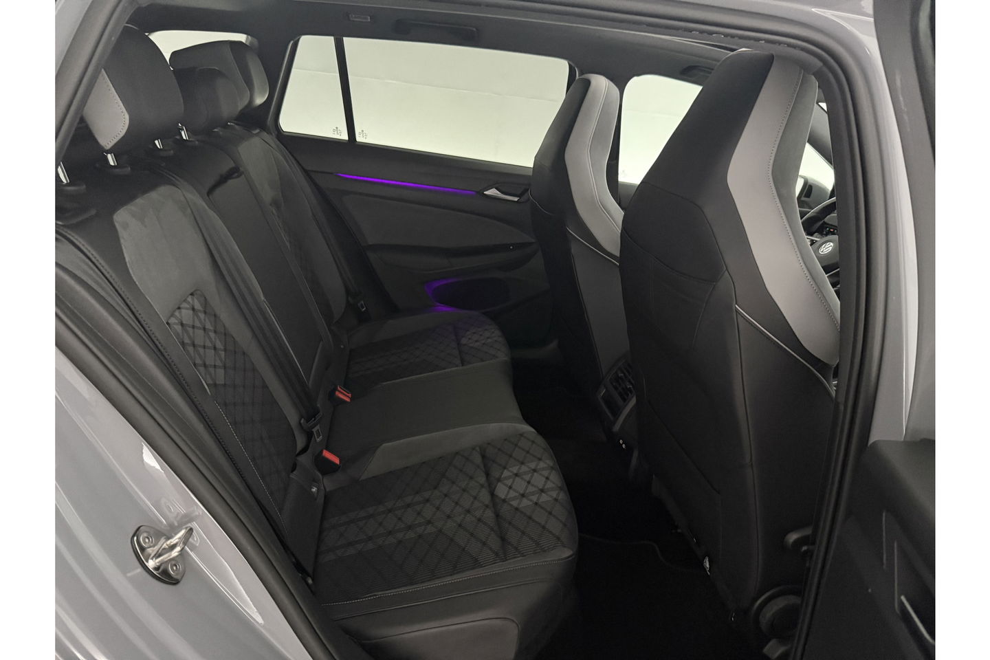 Volkswagen Golf 1.5 eTSI R-Line DSG 143PK ACC Carplay LED Pano Sfeer Camera Clima Trekhaak Navi PDC 17"LMV