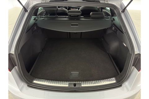 Volkswagen Golf 1.5 eTSI R-Line DSG 143PK ACC Carplay LED Pano Sfeer Camera Clima Trekhaak Navi PDC 17"LMV