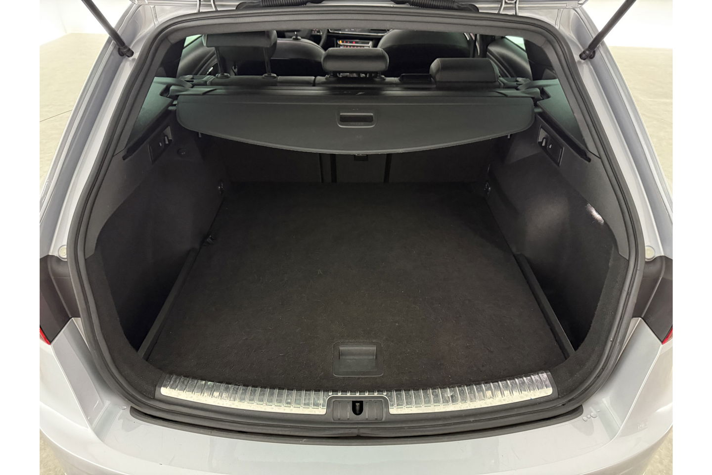 Volkswagen Golf 1.5 eTSI R-Line DSG 143PK ACC Carplay LED Pano Sfeer Camera Clima Trekhaak Navi PDC 17"LMV