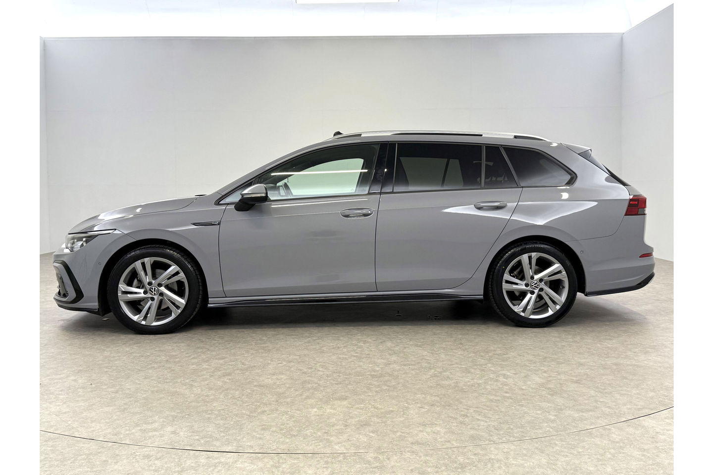 Volkswagen Golf 1.5 eTSI R-Line DSG 143PK ACC Carplay LED Pano Sfeer Camera Clima Trekhaak Navi PDC 17"LMV