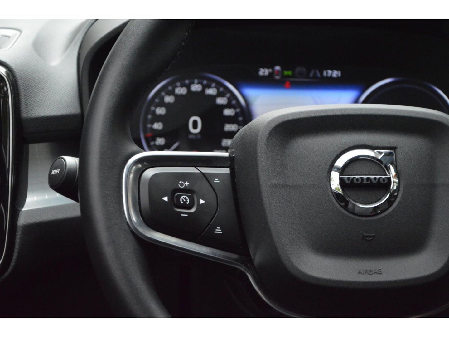Volvo XC40 T4 Hybride Inscription | Camera | Stoel + Stuur Verwarmd | Apple CarPlay | Parkeersensoren | Dealer Onderhouden |